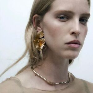 Gold flower earrings N42